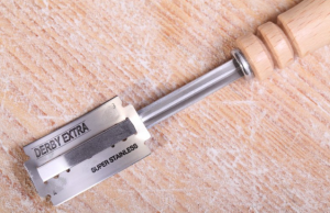Bread scoring tool
